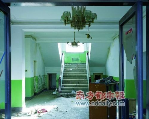 玉門市政府老招待所荒廢的大廳。