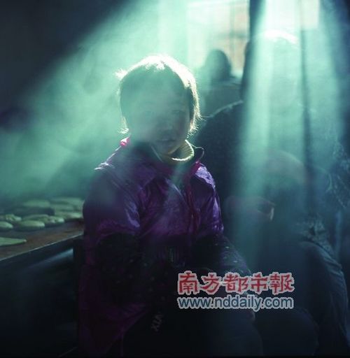 玉門市北坪村,三臺小學(xué)五年級學(xué)生劉云(11歲)在奶奶家吃午飯。老人每月的低保費是200元,去掉交房租的50元,無錢交取暖費,只得生爐子。