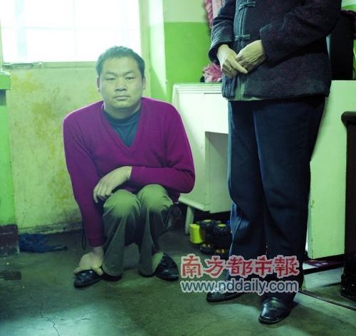 玉門市北坪村,雙下肢殘疾的李家兵(37歲)與母親王翠蘭(63歲)一起生活。兩人靠每月284元的低保金度日。他們拿到新市區(qū)低保戶福利房的優(yōu)惠卻無力購買,只得留在老市區(qū)。