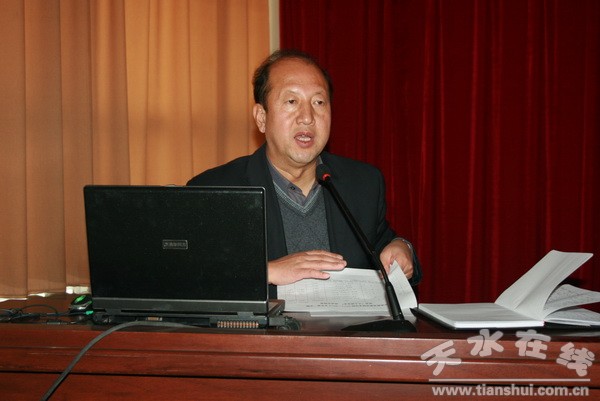 2、黨委副書記、副院長王芳弟主持黨史講座.jpg