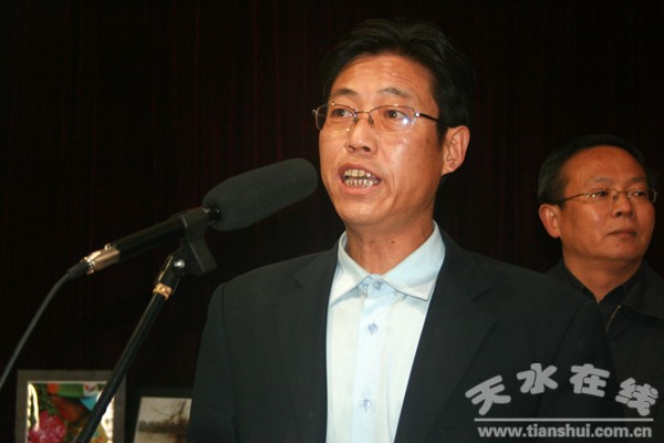 5、工會(huì)主席曹文煜主持儀式.jpg