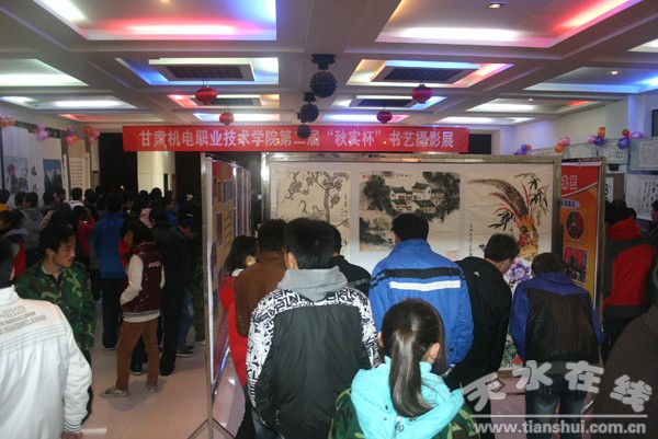 1、學(xué)院第二屆“秋實(shí)杯”師生書藝攝影展開展.jpg
