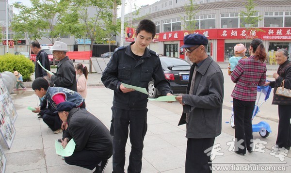 消防員給群眾散發(fā)宣傳彩頁(yè).jpg