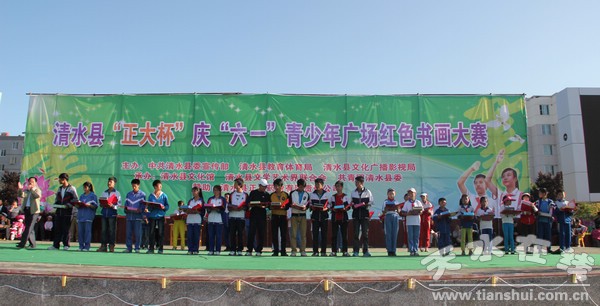 縣政協(xié)副主席周具珍為獲得優(yōu)秀獎的選手頒獎.jpg