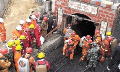 9月25日,甘肅白銀屈盛煤礦事故救援現(xiàn)場(chǎng),最后一批救援人員走出事發(fā)礦井。圖/新華社