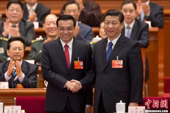 3月15日上午,十二屆全國人大一次會議在北京人民大會堂舉行第五次全體會議,會議表決決定李克強為中華人民共和國國務(wù)院總理。圖為習(xí)近平與李克強握手。中新社發(fā) 盛佳鵬 攝
