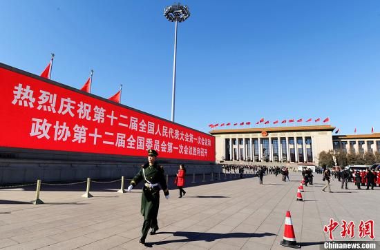 3月4日,北京晴空萬(wàn)里,武警從北京天安門廣場(chǎng)大型顯示屏前走過(guò)。3月5日上午,十二屆全國(guó)人大一次會(huì)議將隆重開(kāi)幕。中新社發(fā) 劉忠俊 攝 3月4日,北京晴空萬(wàn)里,武警從北京天安門廣場(chǎng)大型顯示屏前走過(guò)。3月5日上午,十二屆全國(guó)人大一次會(huì)議將隆重開(kāi)幕。中新社發(fā) 劉忠俊 攝