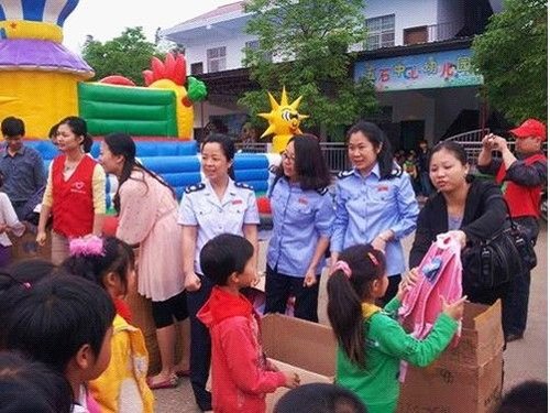 左數(shù)第三位穿粉色衣服女子為株洲醴陵市團市委書記 易翔(圖片由知情人提供)