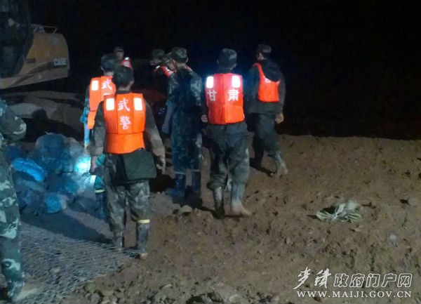 街亭古鎮(zhèn)再次告急,駐區(qū)官兵趕赴現(xiàn)場(chǎng)加固河堤。