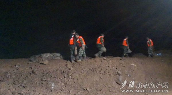 已至深夜,戰(zhàn)士們?nèi)匀粓?jiān)持在一線(xiàn),全力確保人民群眾生命財(cái)產(chǎn)安全。