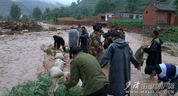 災(zāi)難發(fā)生的第一時(shí)間,由麥積鎮(zhèn)黨員干部和退伍軍人組成的“民兵救援分隊(duì)”趕赴一線(xiàn)與賈河村群眾一起 ...