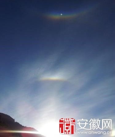黃山風(fēng)景區(qū)出現(xiàn)“雙彩虹”奇觀 游客大飽眼福