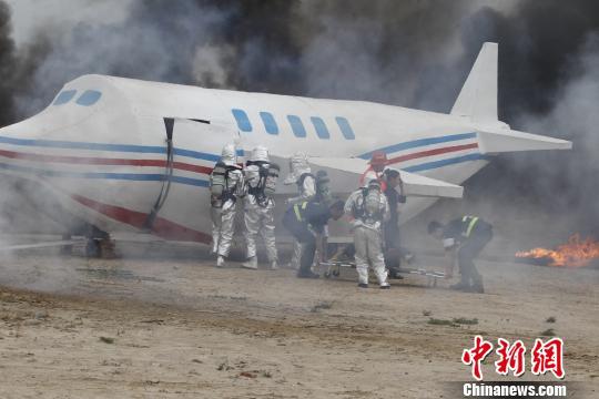 西寧曹家堡機場舉行10年來最大規(guī)模國防應急救援演練