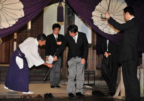 資料圖:2012年10月17日,時(shí)任日本自民黨總裁的安倍晉三參拜靖國神社。