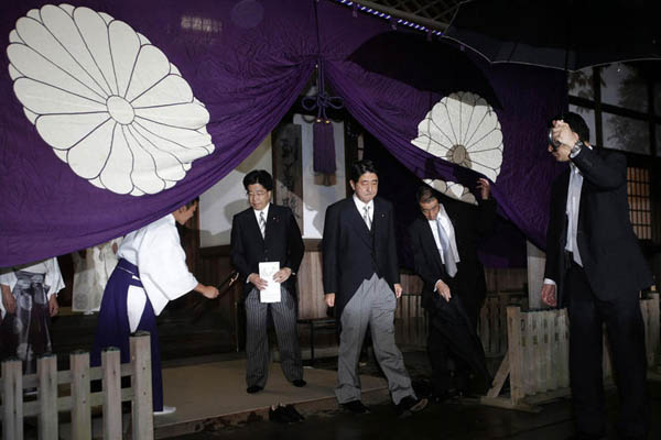 資料圖:安倍晉三參拜靖國神社之后走出。