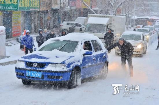 強(qiáng)降雪致烏魯木齊大范圍擁堵 主城區(qū)降雪達(dá)15厘米