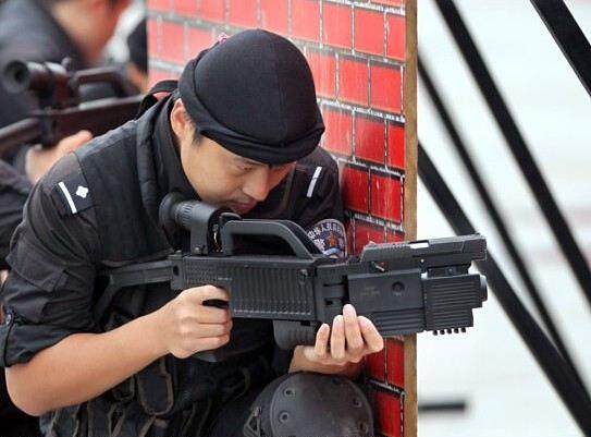 北上廣等地特警配拐彎槍 多國(guó)警方希望購(gòu)買(mǎi)