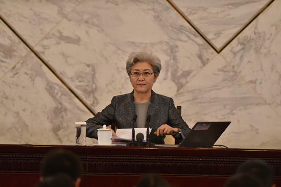圖為傅瑩回答記者提問(wèn)。