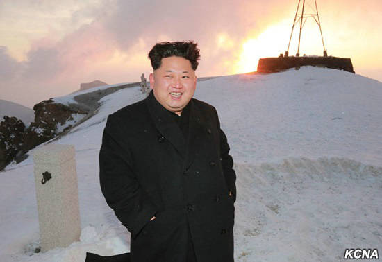 原文配圖:朝鮮最高領(lǐng)導(dǎo)人金正恩于當(dāng)?shù)貢r(shí)間18日凌晨與朝鮮人民戰(zhàn)斗飛行員白頭山地區(qū)革命戰(zhàn)跡地參觀學(xué)習(xí)行軍隊(duì)員一起登上白頭山。