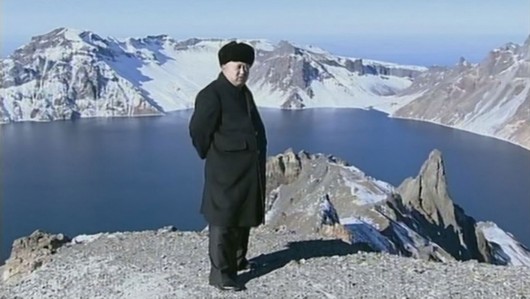 資料圖:北韓播出金正恩登頂白頭山畫面。