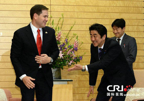 資料圖:安倍“屈身”會見美國參議員。