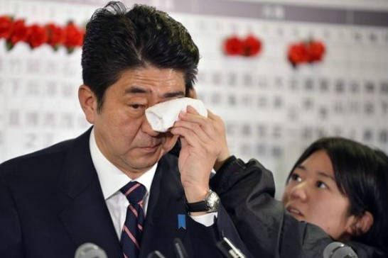 資料圖:安倍揉眼睛。