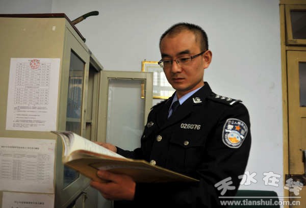 十佳平安衛(wèi)士宮育新.jpg