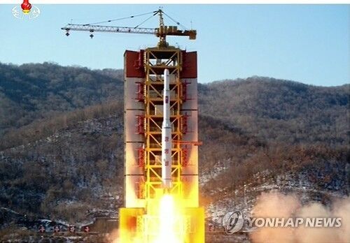 圖為這是朝鮮中央電視臺2月7日報道中出現(xiàn)的“‘光明星4號’地球觀測衛(wèi)星”發(fā)射現(xiàn)場照片。