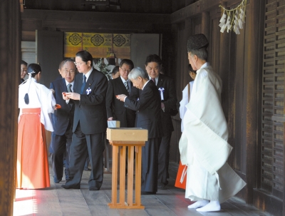 約90名日本國(guó)會(huì)議員22日上午集體參拜供奉有二戰(zhàn)甲級(jí)戰(zhàn)犯的靖國(guó)神社。