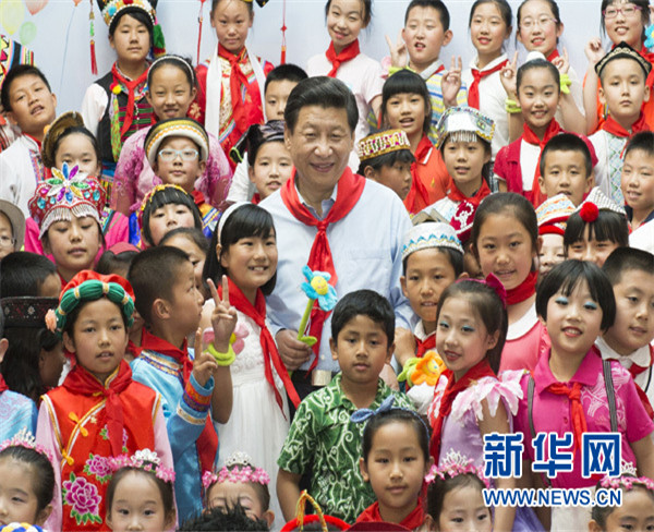 2013年5月29日,習(xí)近平在北京市少年宮參加“快樂童年 放飛希望”主題隊日活動。新華社記者李學(xué)仁攝