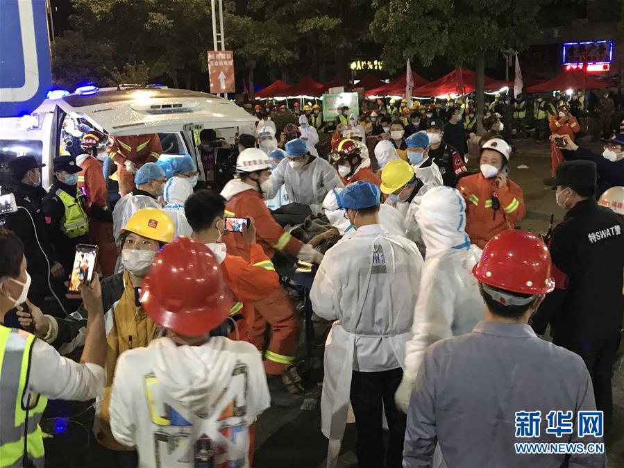 (社會)(1)福建泉州酒店坍塌事故現(xiàn)場救出母子幸存者