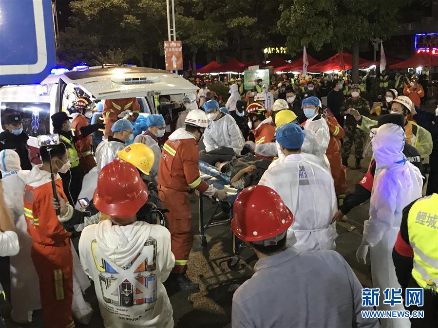 (社會)(2)福建泉州酒店坍塌事故現(xiàn)場救出母子幸存者