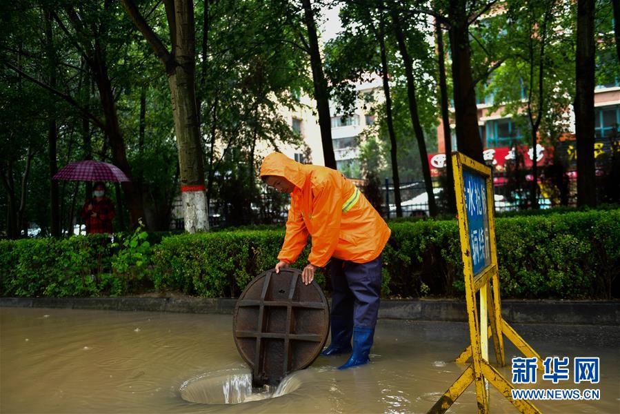 (社會)(3)青海西寧:強(qiáng)降水引發(fā)城市積水